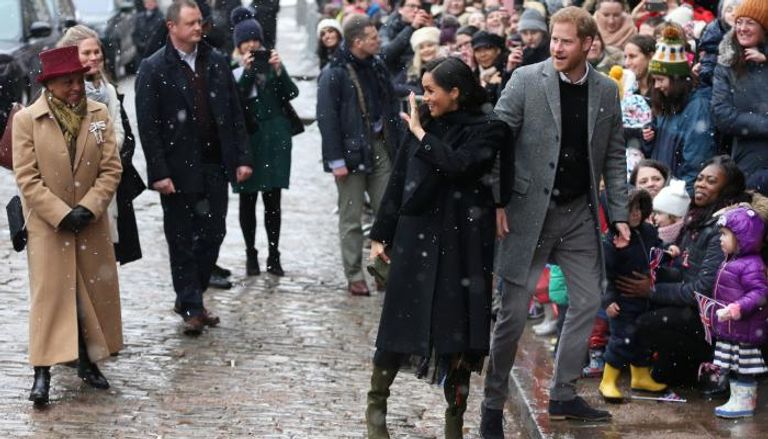 حشود تواجه الطقس البارد للترحيب بالأمير هاري وزوجته