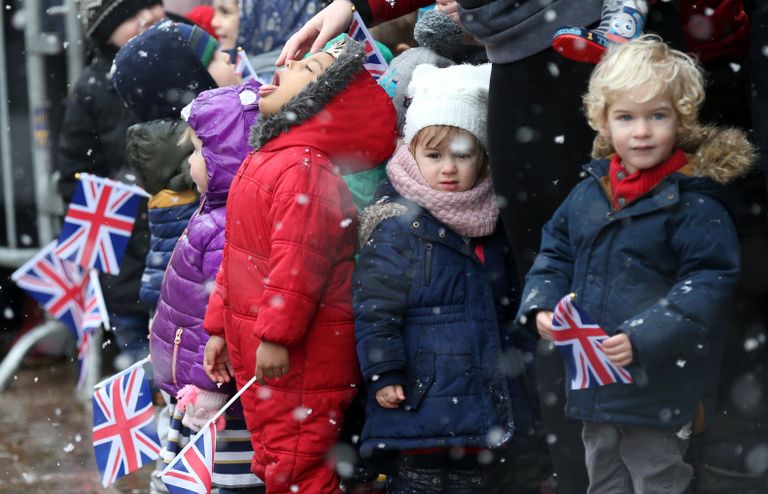 حشود تواجه الطقس البارد للترحيب بالأمير هاري وزوجته