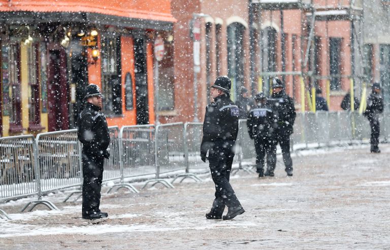 حشود تواجه الطقس البارد للترحيب بالأمير هاري وزوجته