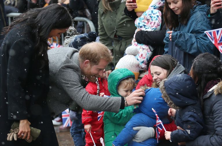 حشود تواجه الطقس البارد للترحيب بالأمير هاري وزوجته