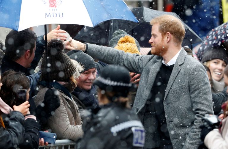 حشود تواجه الطقس البارد للترحيب بالأمير هاري وزوجته