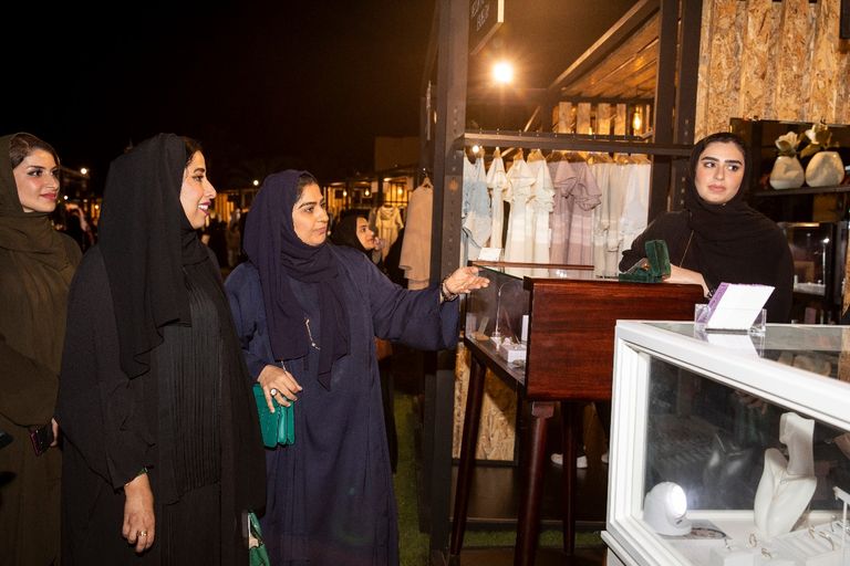 منى المري مع المشاركات في معرض "يمعه" بدبي