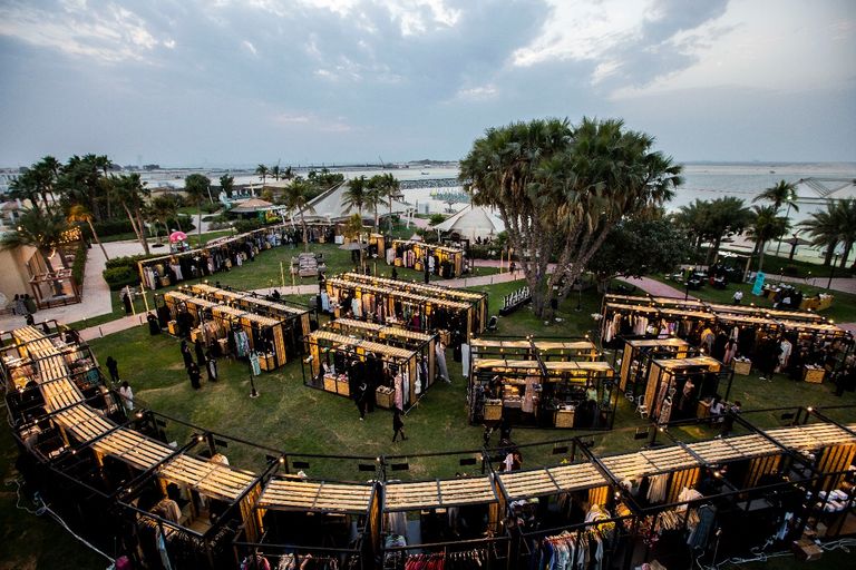 منى المري مع المشاركات في معرض "يمعه" بدبي