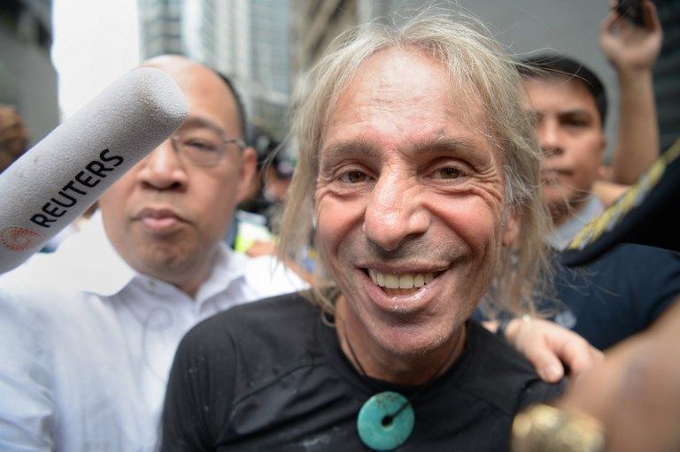 آلان روبير يتسلق برج "جي تي تاور" في مانيلا