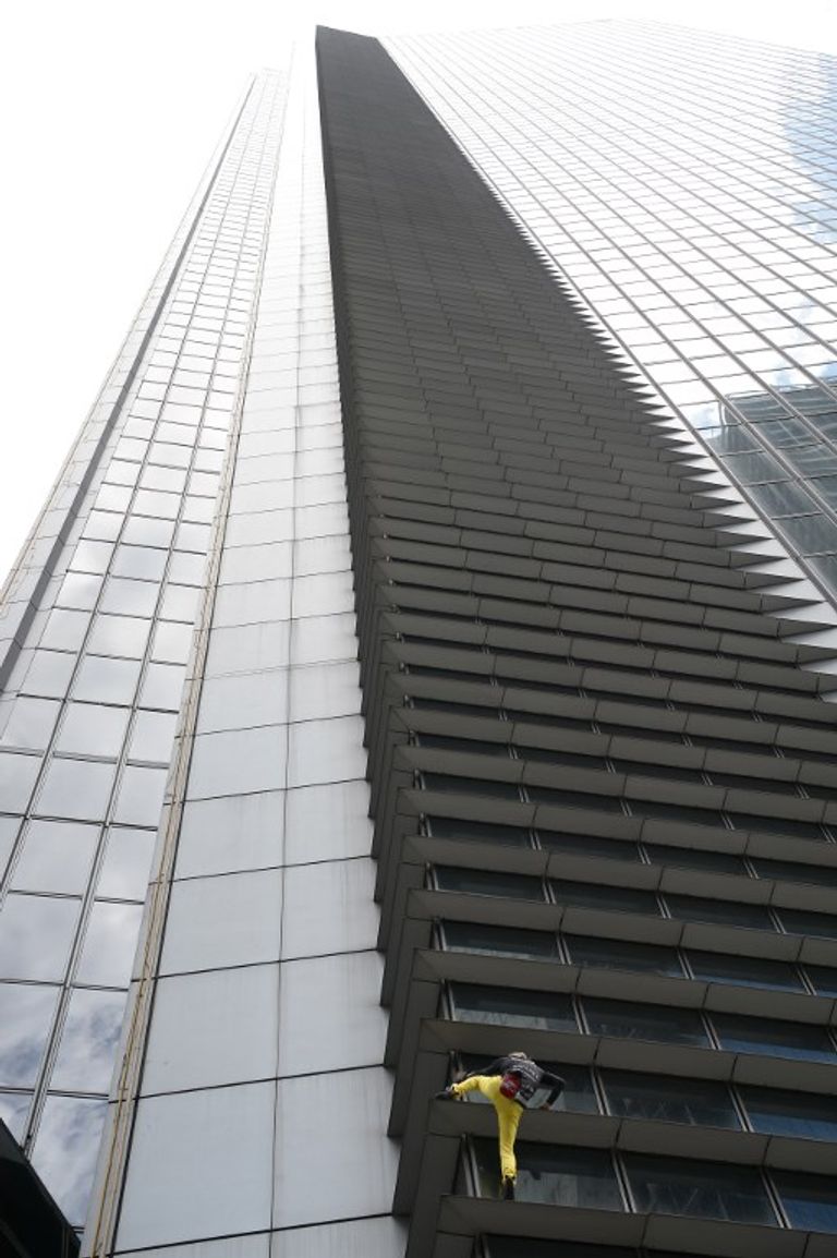 آلان روبير يتسلق برج "جي تي تاور" في مانيلا