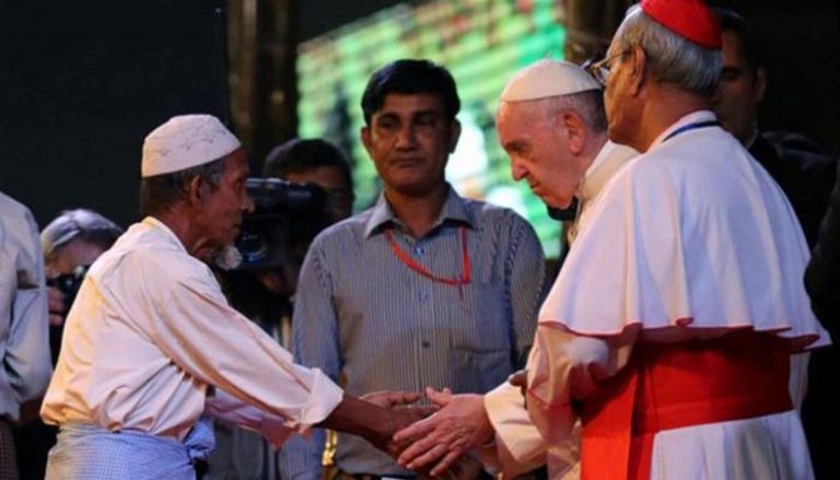 البابا فرنسيس خلال لقاء مع لاجئي الروهينجا في بنجلاديش - أرشيفية