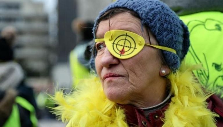متظاهرة فرنسية تعبر عن غضبها من عنف الشرطة