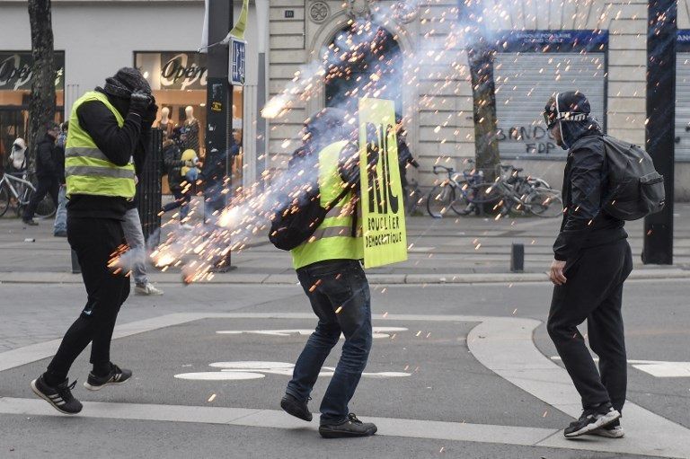 عنف الشرطة تجاه المتظاهرين متظاهرة فرنسية تعبر عن غضبها من عنف الشرطة