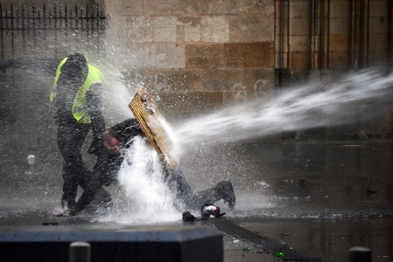 عنف الشرطة تجاه المتظاهرين متظاهرة فرنسية تعبر عن غضبها من عنف الشرطة