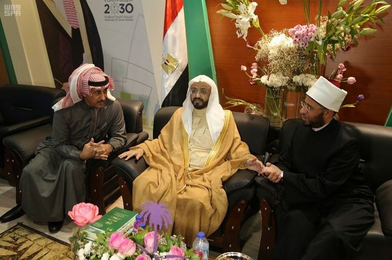 مستشار الرئيس المصري للشؤون الدينية يزور جناح السعودية بمعرض القاهرة