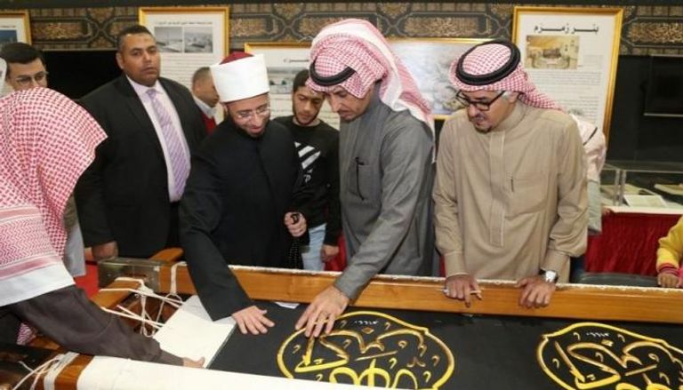 مستشار الرئيس المصري للشؤون الدينية يزور جناح السعودية بمعرض القاهرة
