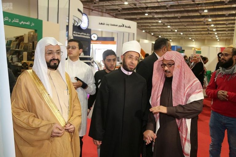 مستشار الرئيس المصري للشؤون الدينية يزور جناح السعودية بمعرض القاهرة