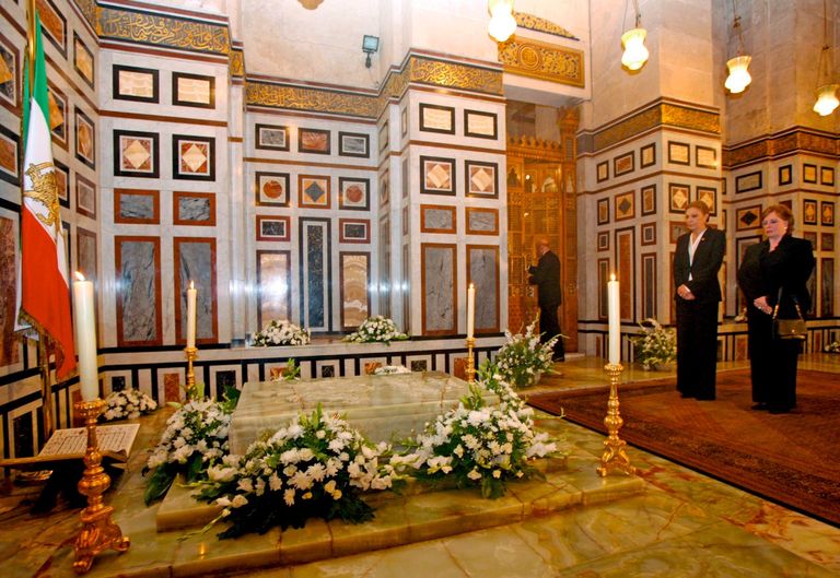 ضريح شاه إيران السابق في مصر رضا بهلوي نجل شاه إيران السابق