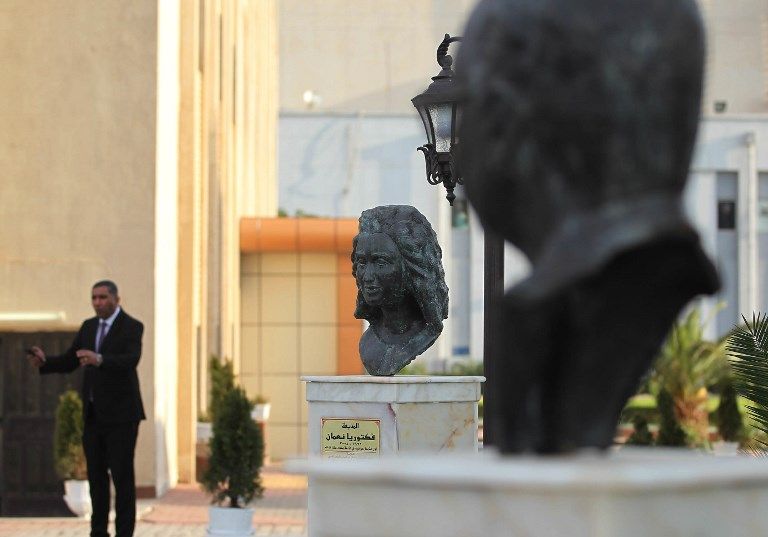 تمثال كامل الدباغ داخل حديقة الرواد