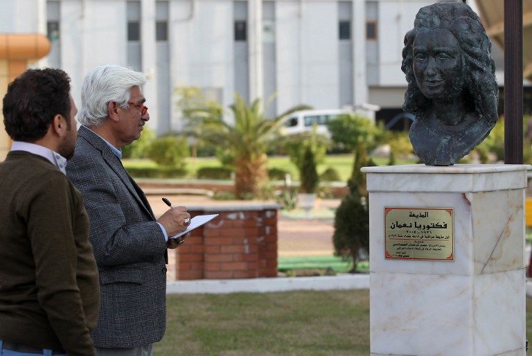 تمثال كامل الدباغ داخل حديقة الرواد