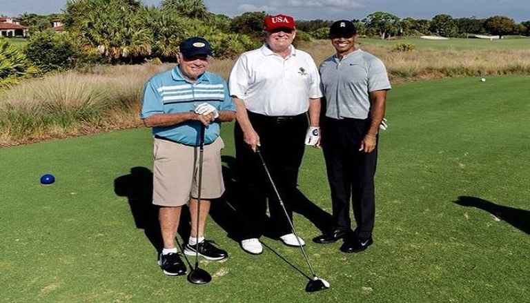 ترامب يمارس الجولف مع تايجر وودز وجاك نيكلوس في فلوريدا