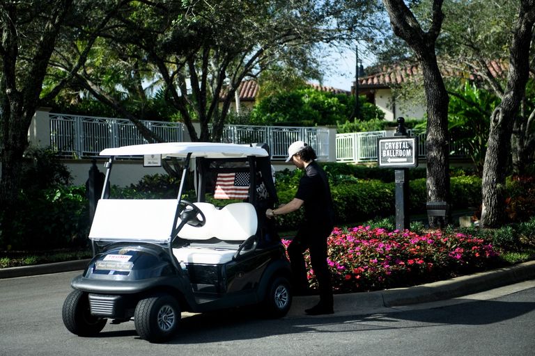 ترامب يمارس الجولف مع تايجر وودز وجاك نيكلوس في فلوريدا