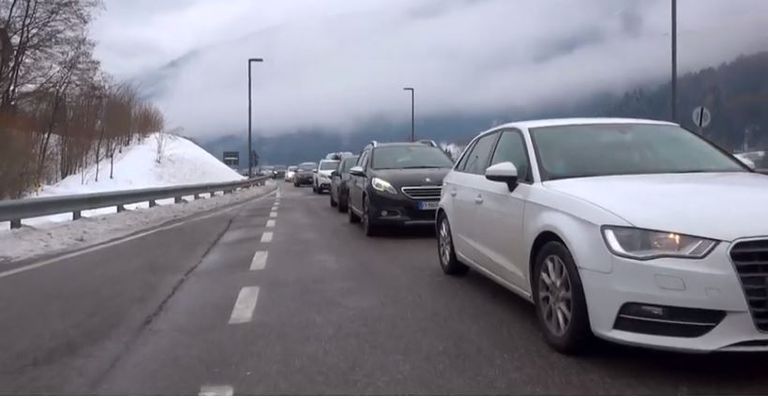 الثلوج تحاصر آلاف السيارات في طريق سريع بإيطاليا