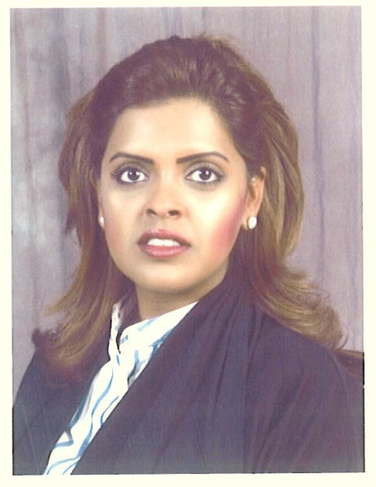 المحامية إيمان الرفاعي علم الإمارات العربية المتحدة