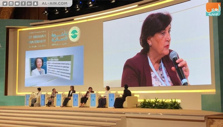 جانب من الجلسة الأولى "منطلقات الأخوة الإنسانية" نورة الكعبي خلال حديثها في الجلسة