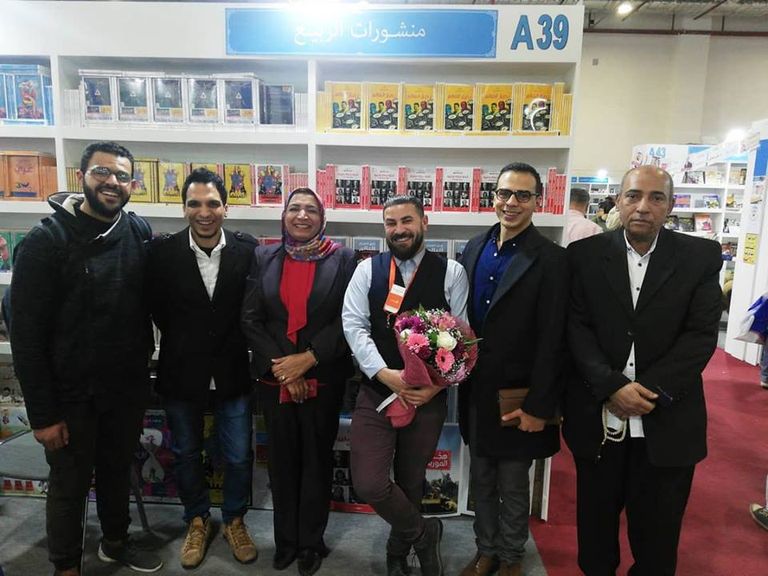 وزير الثقافة المصري السابق مع مدير "منشورات الربيع"