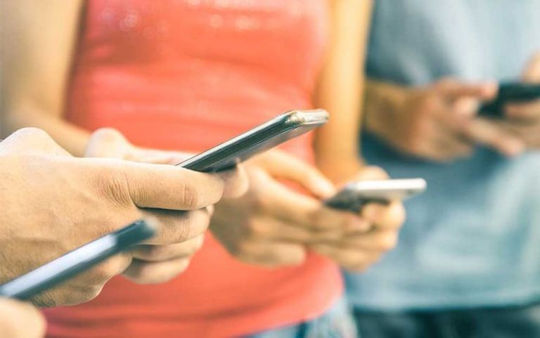 مهارات التواصل والحركة تتأثر بقضاء الصغار كثيرا من الوقت أمام الشاشات