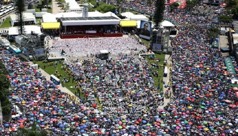 قداسة البابا فرنسيس يحيي رعايا الكنيسة