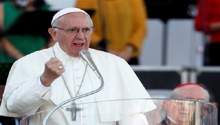قداسة البابا فرنسيس يحيي رعايا الكنيسة