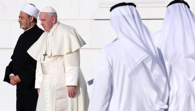 البابا فرنسيس وشيخ الأزهر أثناء زيارة مسجد الشيخ زايد بأبوظبي