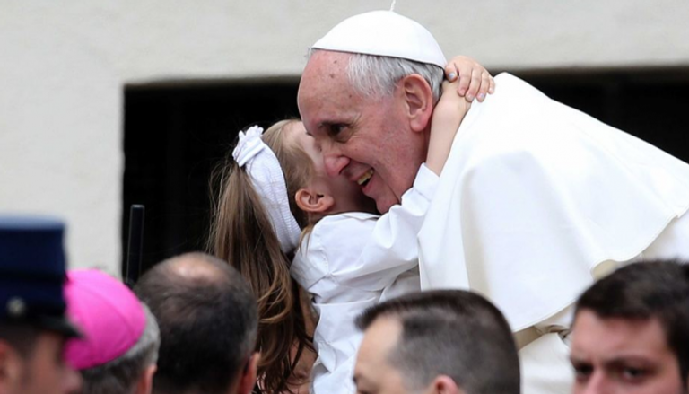 قداسة البابا فرنسيس سند الأطفال والمرضى