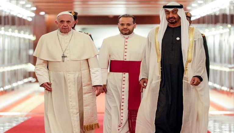 الشيخ محمد بن زايد آل نهيان لدى استقباله قداسة البابا فرنسيس