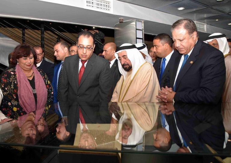 حاكم الشارقة خلال افتتاح دار الكتب بمصر