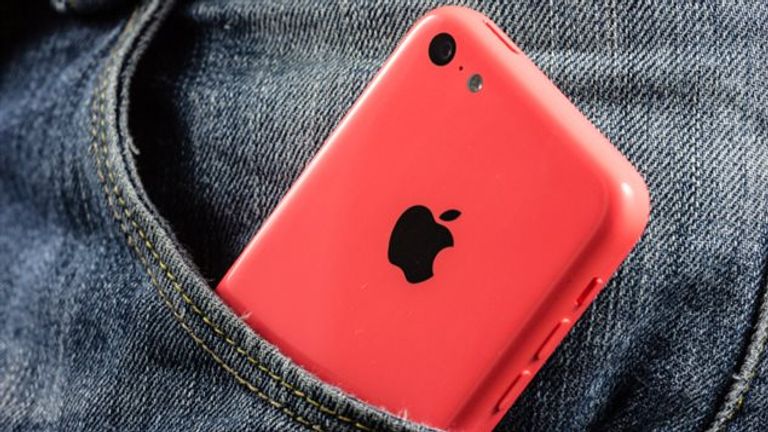 4 نصائح تحمي هاتف آيفون من الإغلاق المفاجئ في البرد القارس