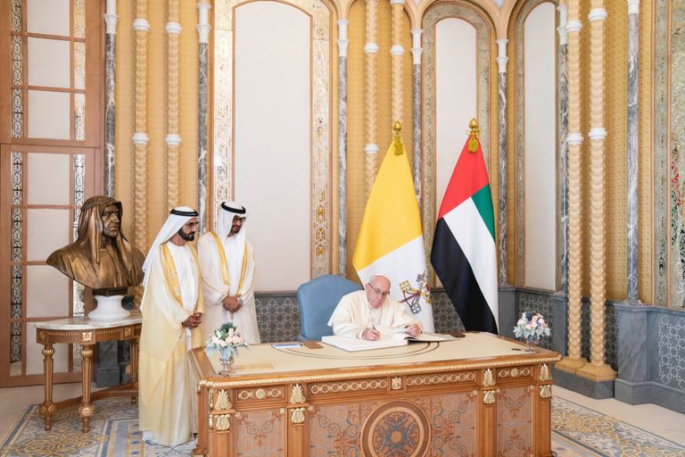 الشيخ محمد بن راشد والشيخ محمد بن زايد خلال لقائهما البابا فرنسيس