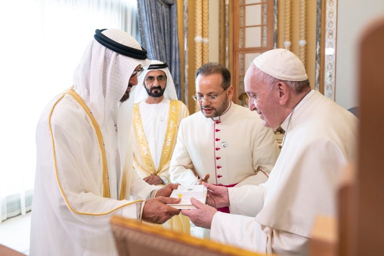 الشيخ محمد بن راشد والشيخ محمد بن زايد خلال لقائهما البابا فرنسيس