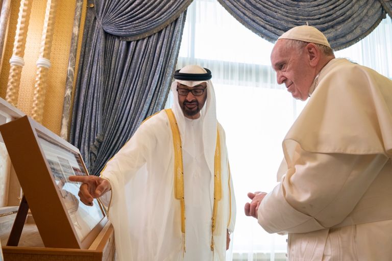 الشيخ محمد بن راشد والشيخ محمد بن زايد خلال لقائهما البابا فرنسيس