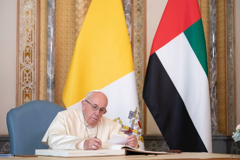 الشيخ محمد بن راشد والشيخ محمد بن زايد خلال لقائهما البابا فرنسيس