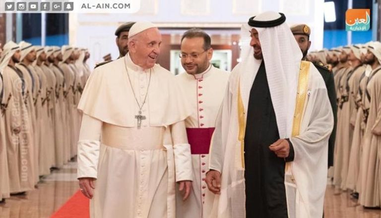 الشيخ محمد بن زايد آل نهيان يصافح قداسة البابا فرنسيس