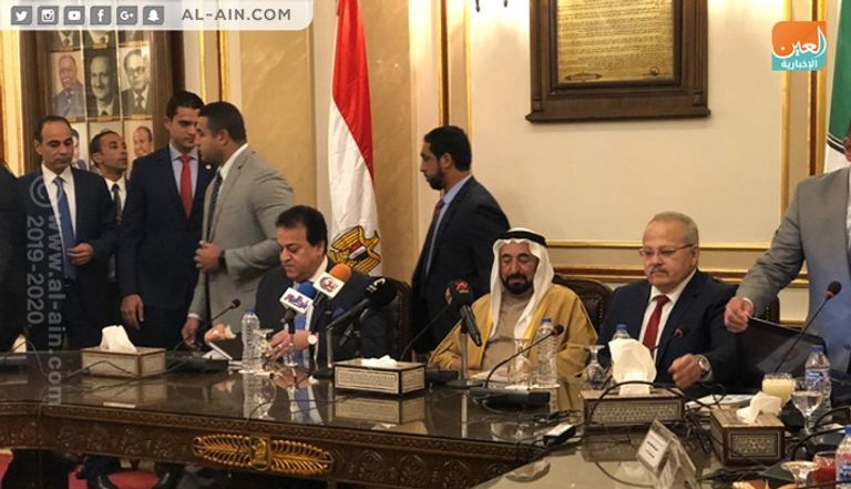 جامعة القاهرة تمنح درع الشخصية المتميزة لحاكم الشارقة