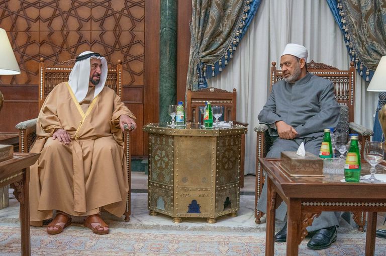 جامعة القاهرة تمنح درع الشخصية المتميزة لحاكم الشارقة