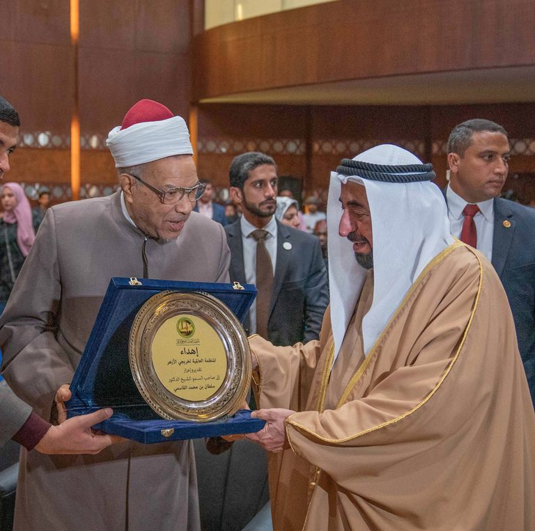 جامعة القاهرة تمنح درع الشخصية المتميزة لحاكم الشارقة