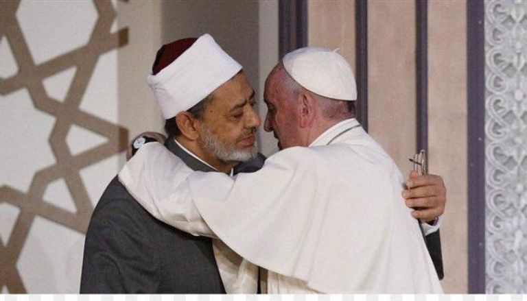 جانب من لقاء قداسة البابا فرنسيس وفضيلة الدكتور أحمد الطيب