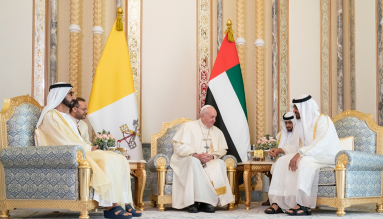 الشيخ محمد بن راشد والشيخ محمد بن زايد خلال لقائهما البابا فرنسيس