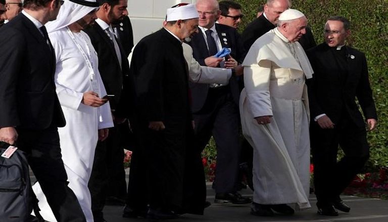 البابا فرنسيس وشيخ الأزهر أثناء زيارة مسجد الشيخ زايد في أبوظبي