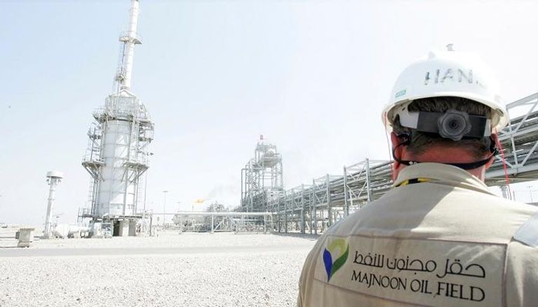 عامل في حقل مجنون النفطي في البصرة - رويترز