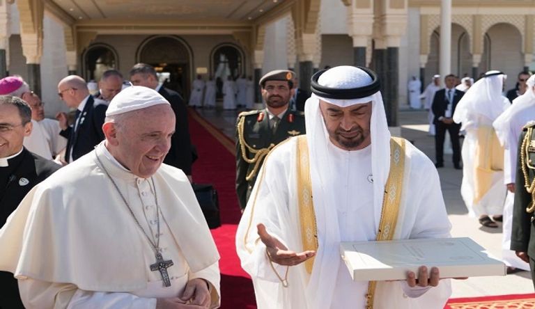 الشيخ محمد بن زايد يتسلم نسخة من وثيقة الأخوة من قداسة البابا فرنسيس