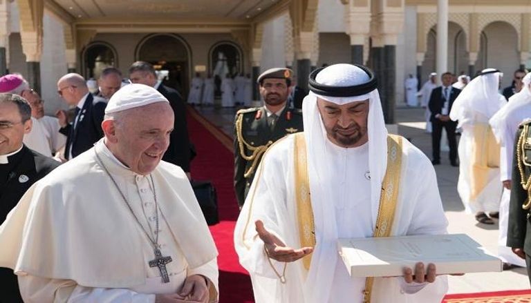 الشيخ محمد بن زايد يتسلم نسخة من وثيقة الأخوة من قداسة البابا فرنسيس