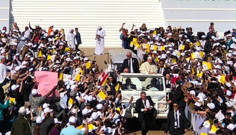 البابا فرنسيس في ستاد مدينة زايد لإقامة القداس