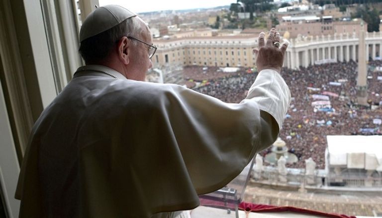 البابا فرنسيس في ستاد مدينة زايد لإقامة القداس
