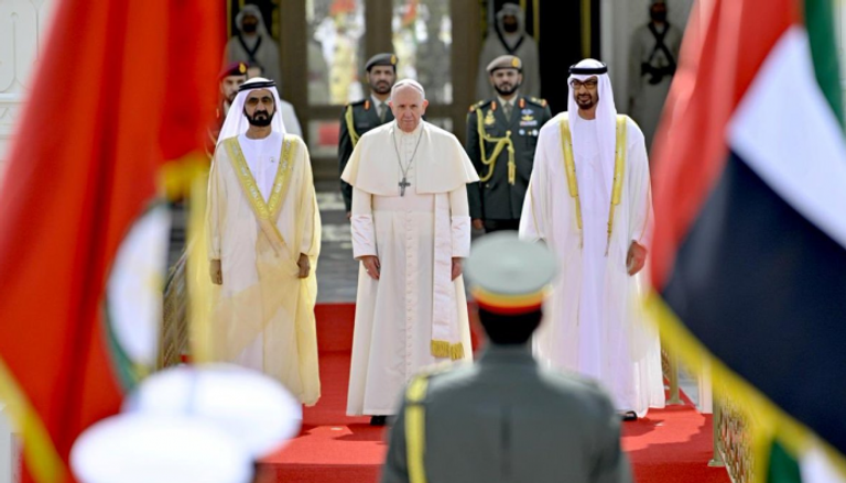 البابا فرنسيس لدى استقباله في قصر الرئاسة بأبوظبي